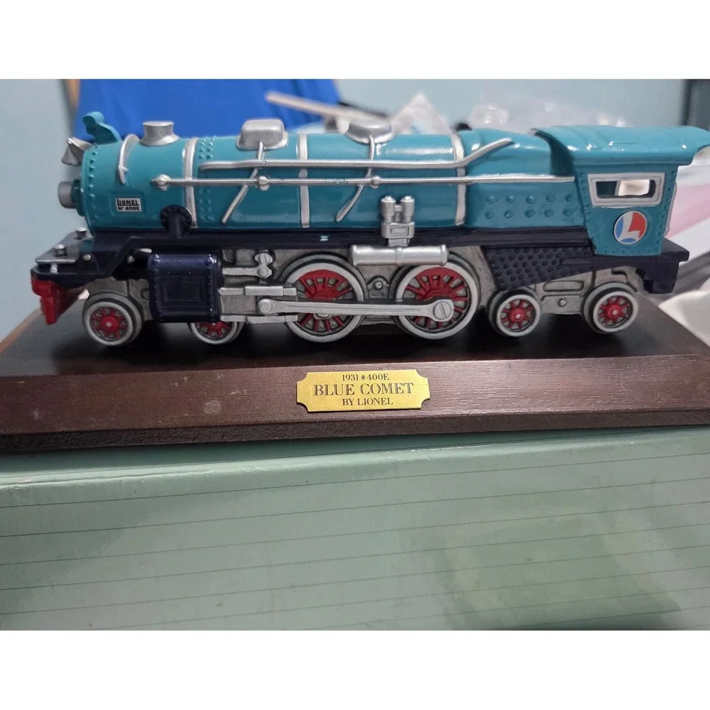 Avon 1991 Lionel Blue Comet 400E Train Locomotive Porcelain Replica‎ Wood Base